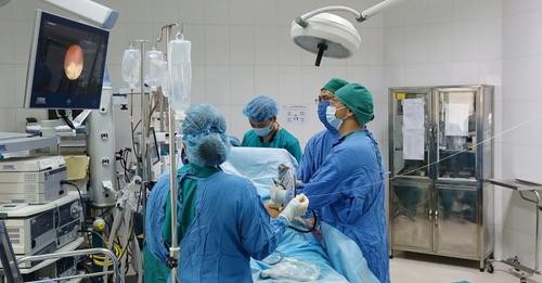 Tán sỏi qua da, lấy nhiều sỏi lớn trong và ngoài gan 2 61fdbc2a5d